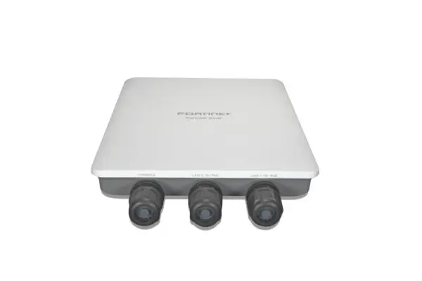 FortiAP-234F: Punto de acceso inalámbrico para exteriores – Tri-radio (802.11 b/g/n/ax 2×2 MU-MIMO, 802.11 a/n/ac/ax 2×2 MU-MIMO y 1x 802.11 a/b/g/n/ac Wave 2, 1×1), antenas internas, 2 puertos RJ45 10/100/1000, Bluetooth/BLE, puerto de consola (RJ45). inyector PoE incluidos. - imagen 1