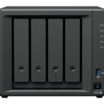 DiskStation DS925+ — Synology: 4x (3.5″/2.5″) + 2x NVMe M.2 cache | AMD Ryzen V1500B 4c@2.2GHz – 4GB | 2x 2.5GbE miniatura 2