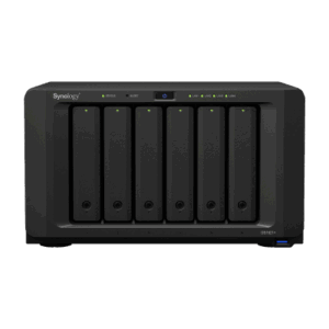NAS Synology DiskStation DS1621+ | 6 Bahías | Procesador AMD Ryzen V1500B | 4 GB DDR4 ECC | Expansión Hasta 16 Bahías | 2 Ranuras M.2 NVMe | Puerto 10GbE RJ-45 | Compatibilidad RAID | Btrfs | Virtualización | Caché SSD.